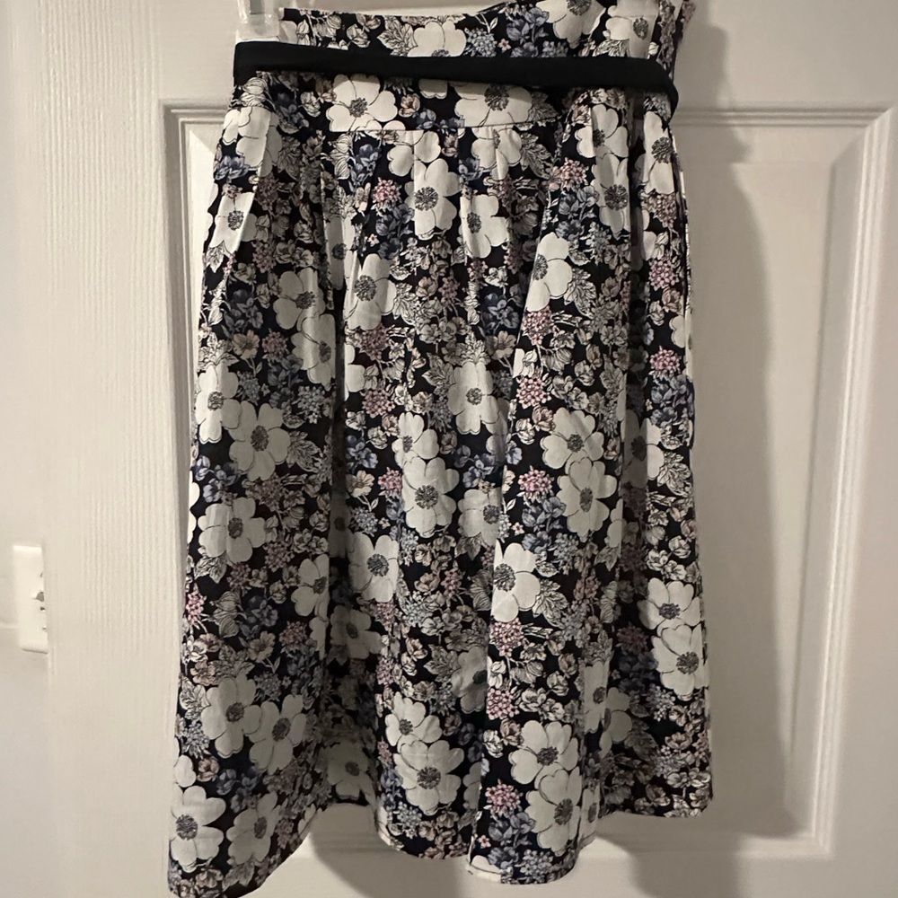 Ann Taylor Navy Floral Fully Lined Casual Skirt - Size 8 - Picture 3 of 5